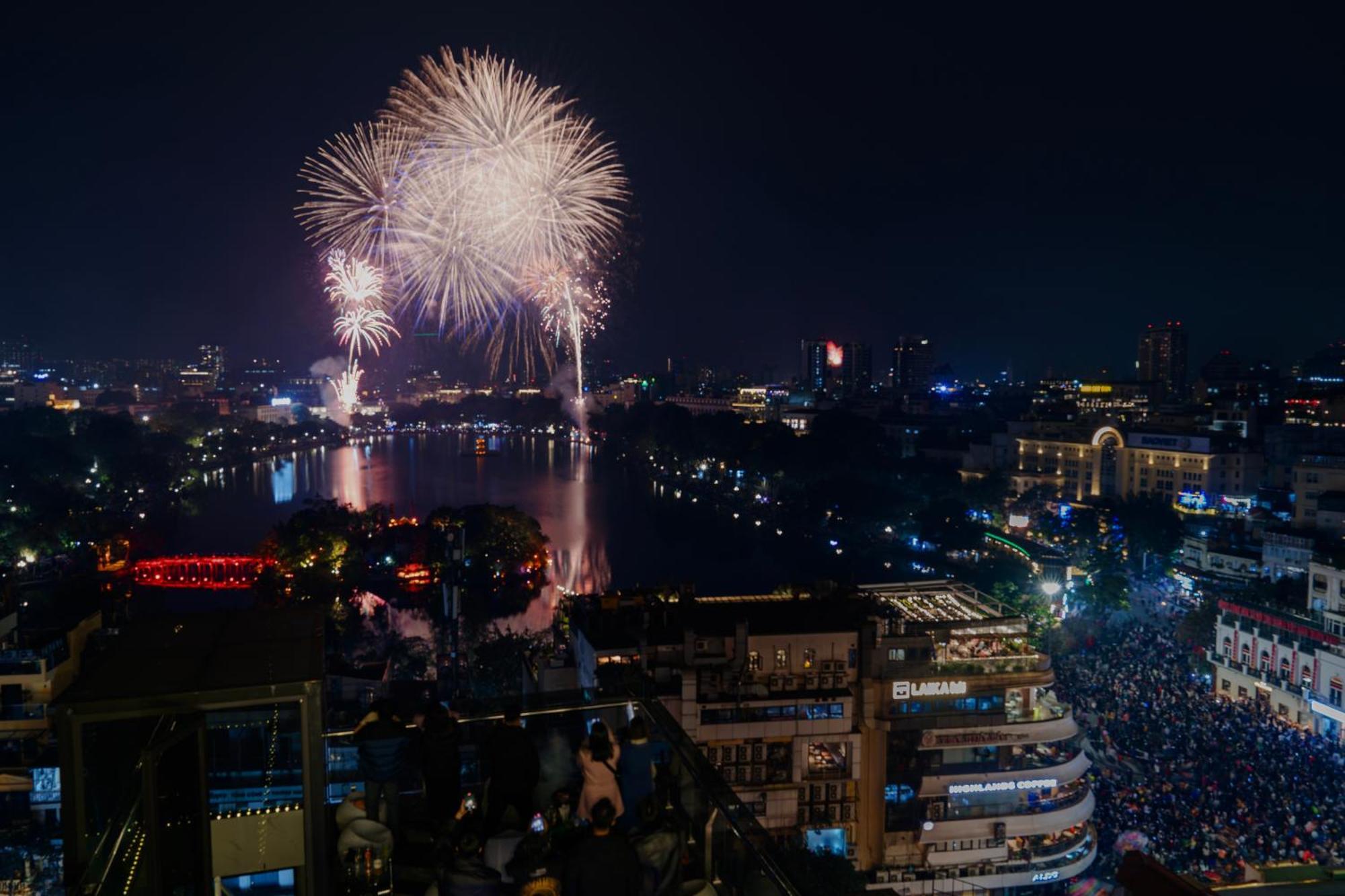 May De Ville Lakeside Hotel Hanoi Eksteriør bilde Fireworks at the Danube Festival