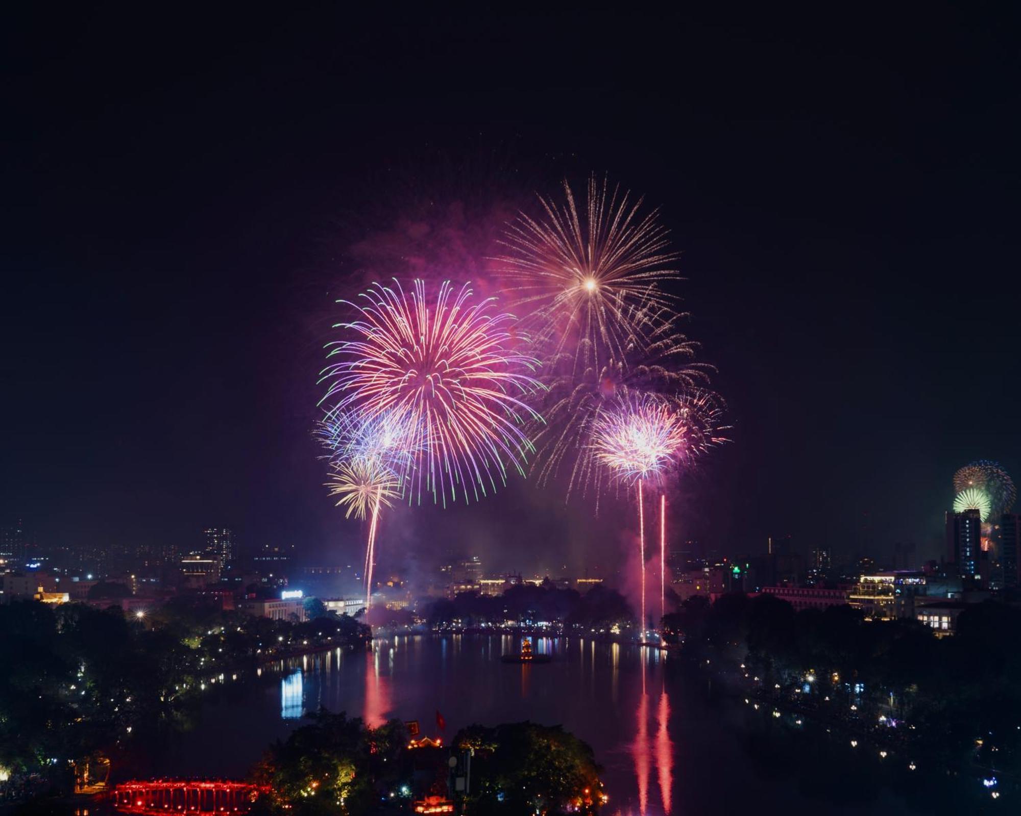 May De Ville Lakeside Hotel Hanoi Eksteriør bilde Fireworks at the 2013 National Day Parade