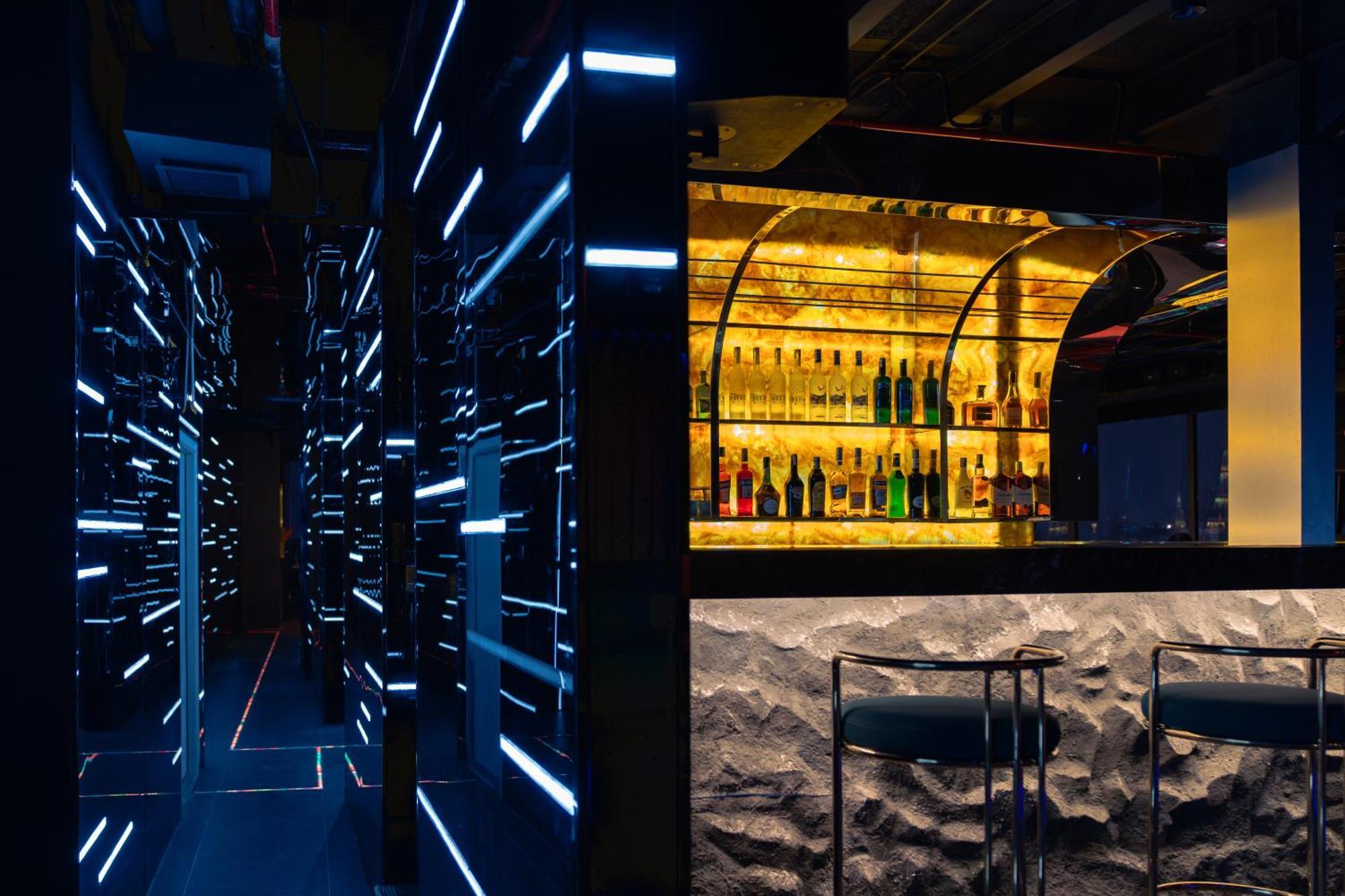 May De Ville Lakeside Hotel Hanoi Eksteriør bilde The bar at the 360° Ice Bar