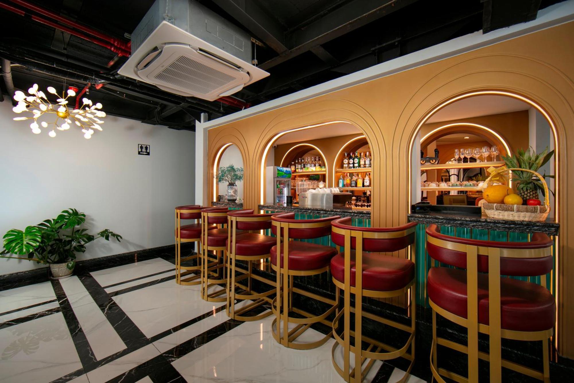 May De Ville Lakeside Hotel Hanoi Eksteriør bilde The bar at the hotel