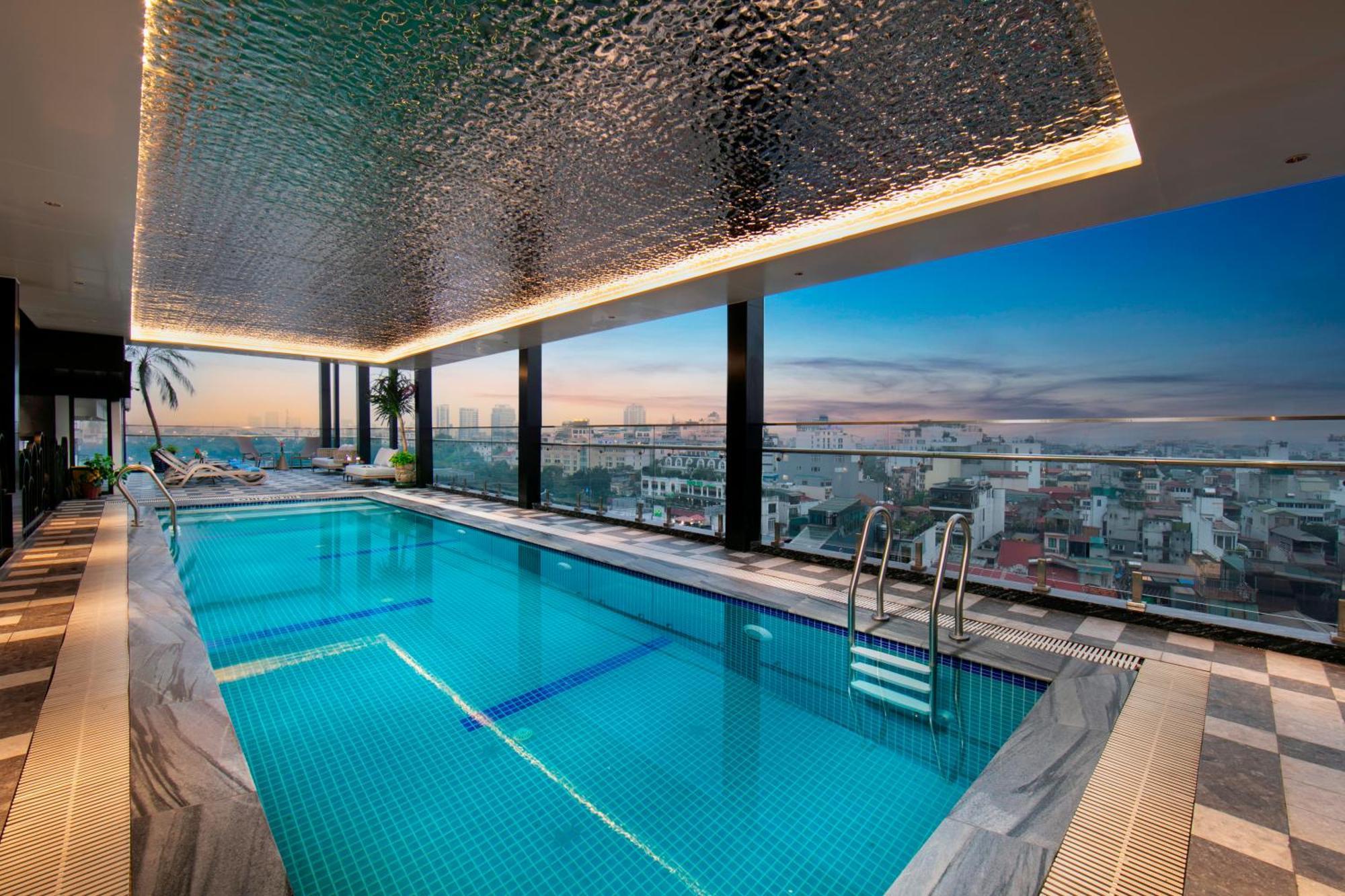 May De Ville Lakeside Hotel Hanoi Eksteriør bilde The swimming pool at the 360° Sky Lounge