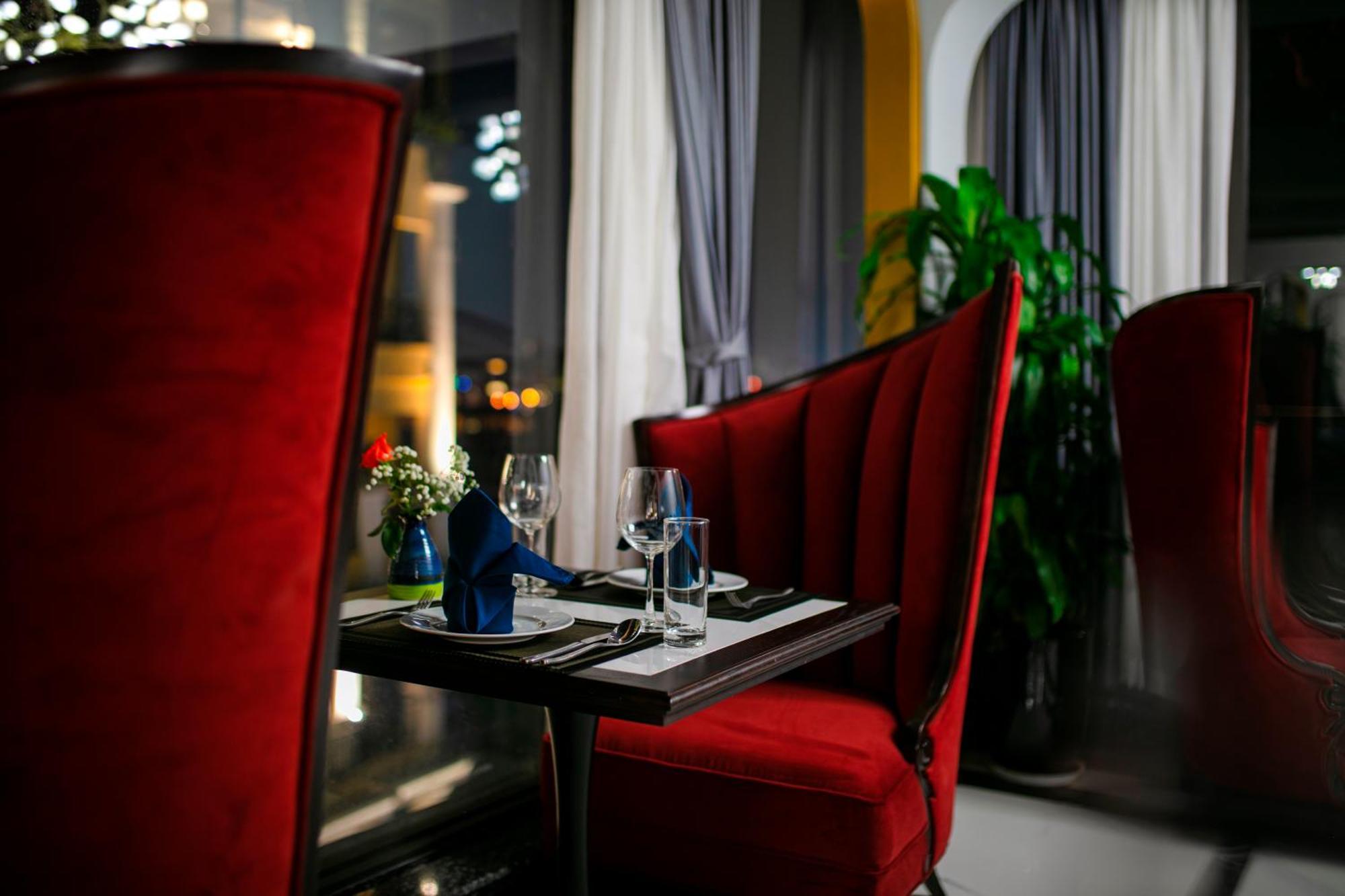May De Ville Lakeside Hotel Hanoi Eksteriør bilde Restaurant interior