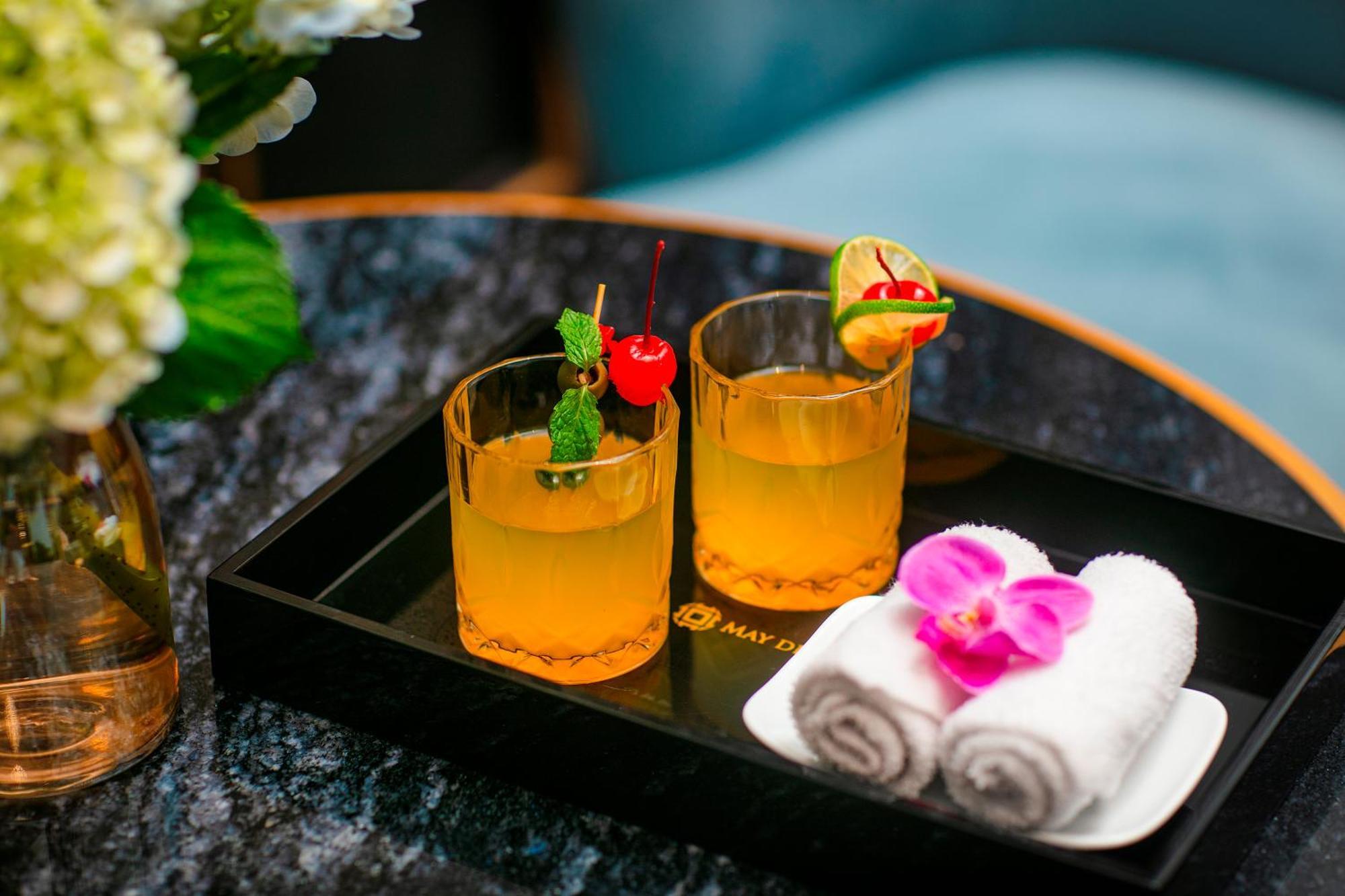 May De Ville Lakeside Hotel Hanoi Eksteriør bilde Welcome drink at a hotel