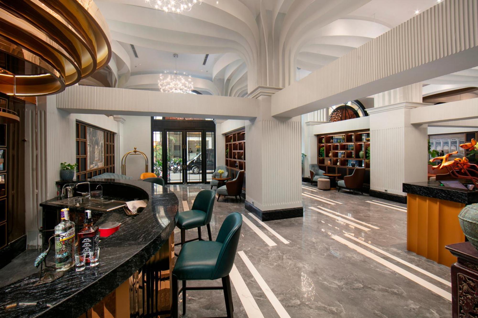 May De Ville Lakeside Hotel Hanoi Eksteriør bilde The lobby of the hotel