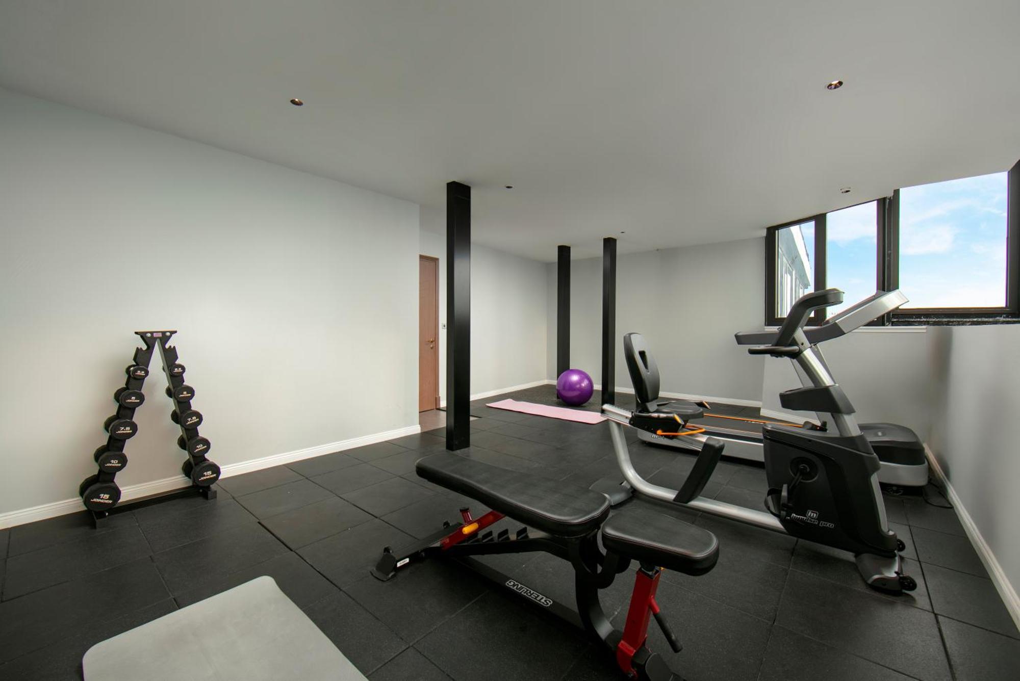 May De Ville Lakeside Hotel Hanoi Eksteriør bilde The gym at the 2012 Olympic Village