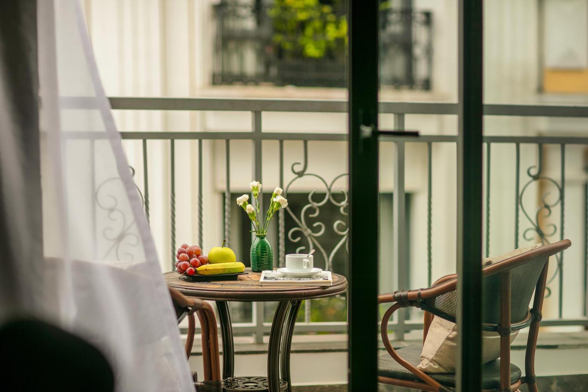 May De Ville Lakeside Hotel Hanoi Eksteriør bilde A balcony in a hotel room