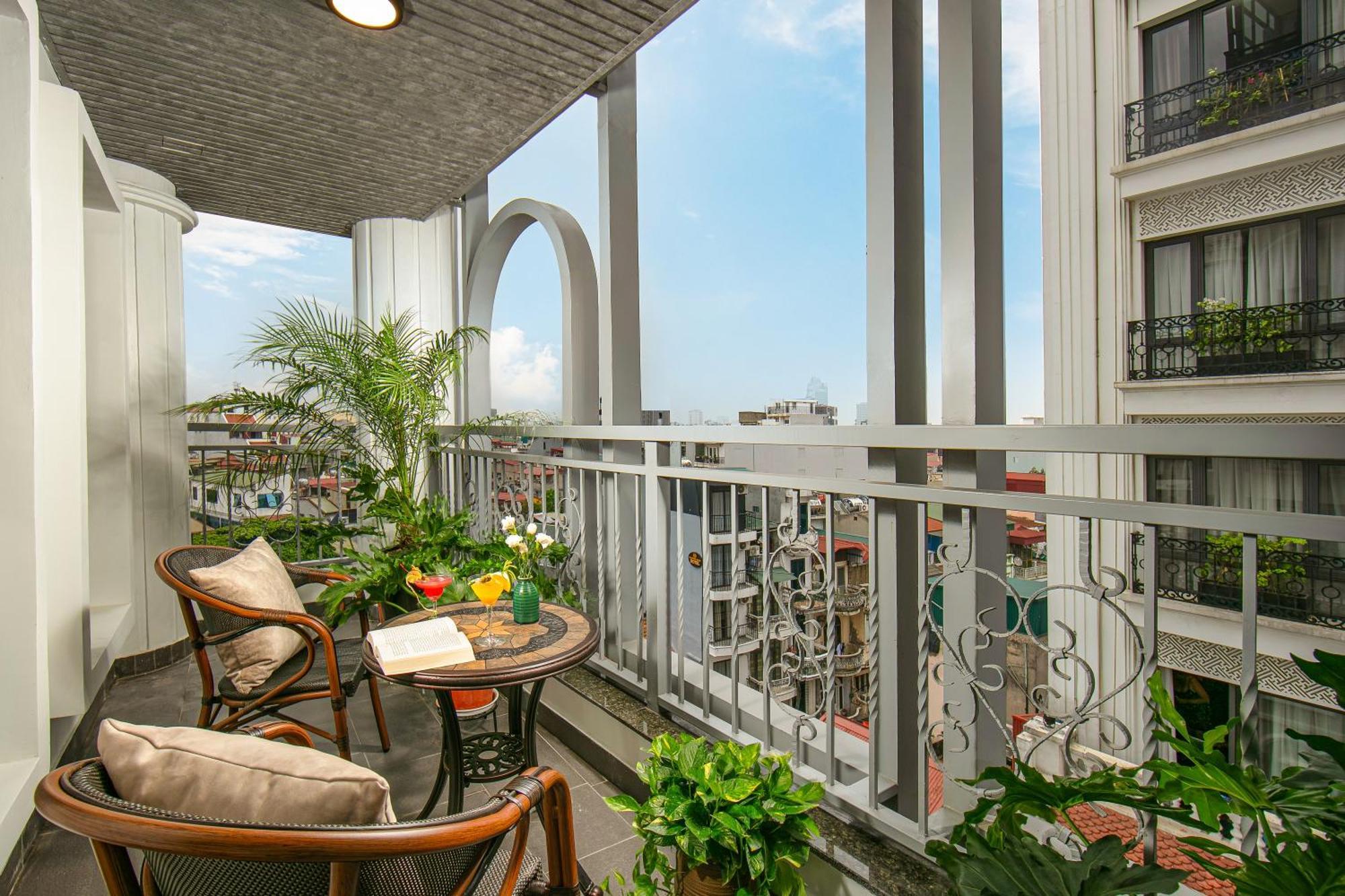 May De Ville Lakeside Hotel Hanoi Eksteriør bilde A balcony
