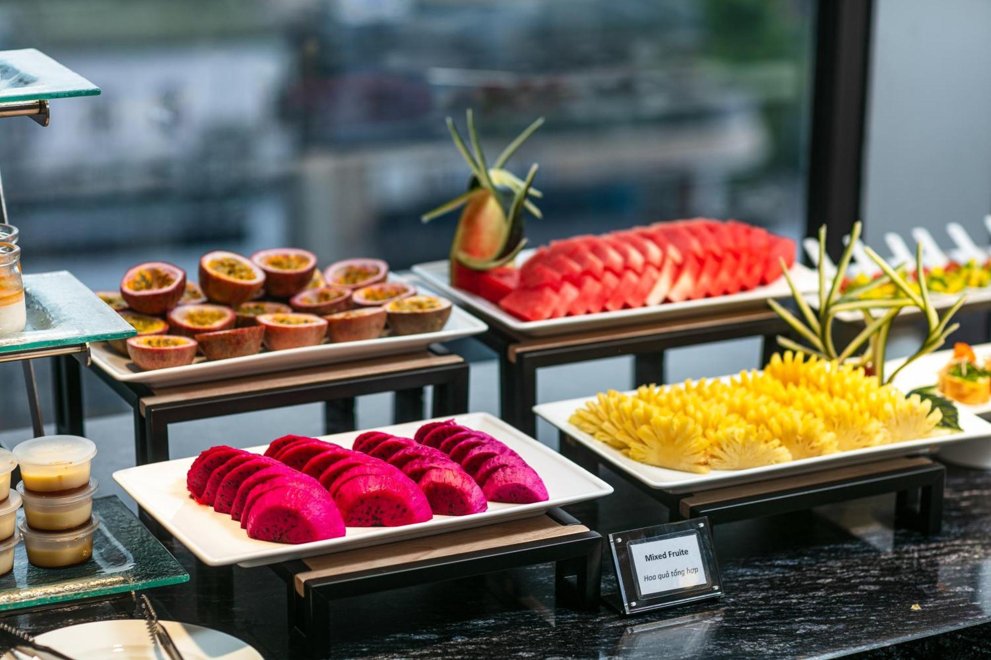 May De Ville Lakeside Hotel Hanoi Eksteriør bilde A selection of tropical fruit