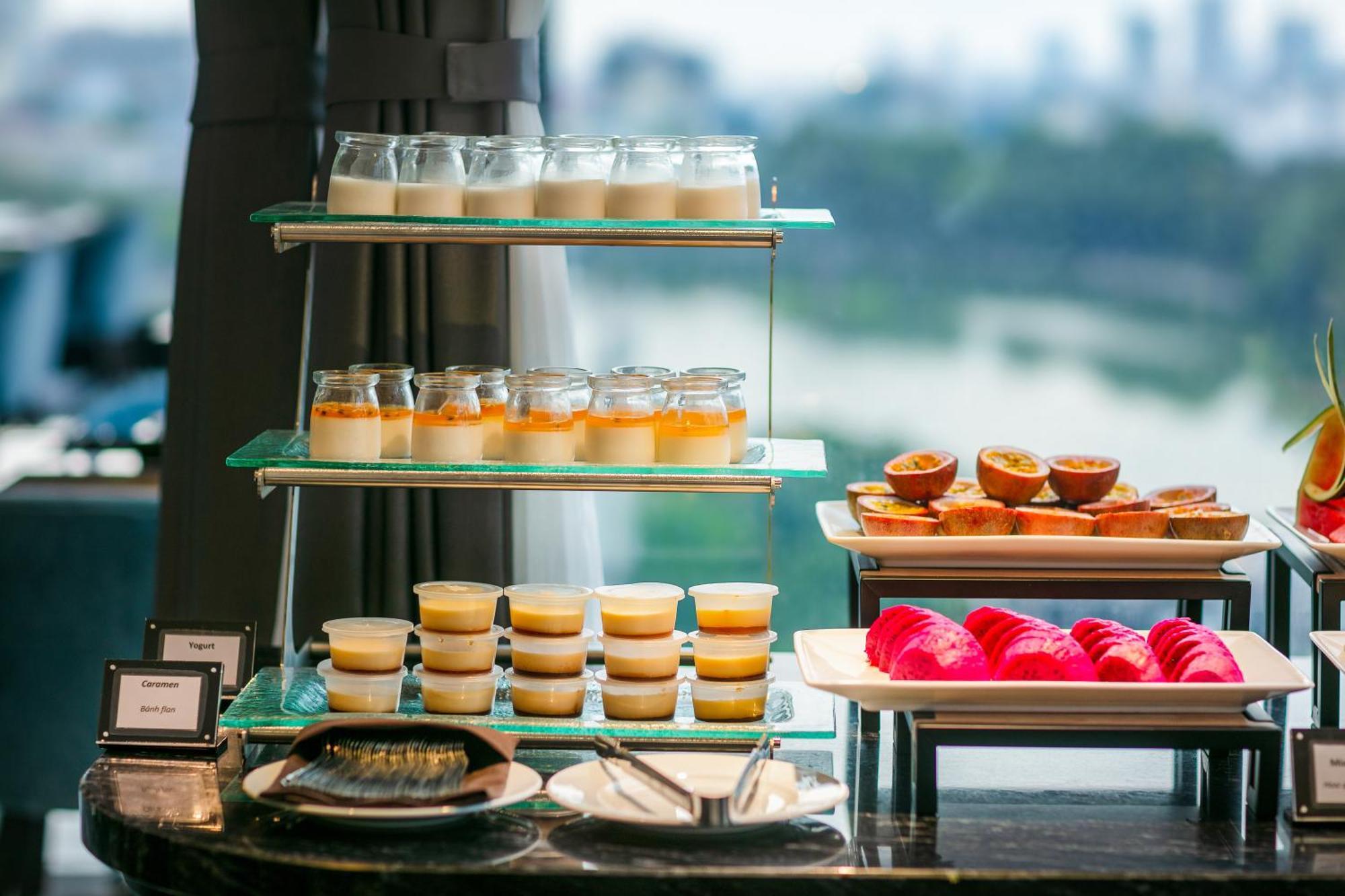 May De Ville Lakeside Hotel Hanoi Eksteriør bilde A dessert buffet