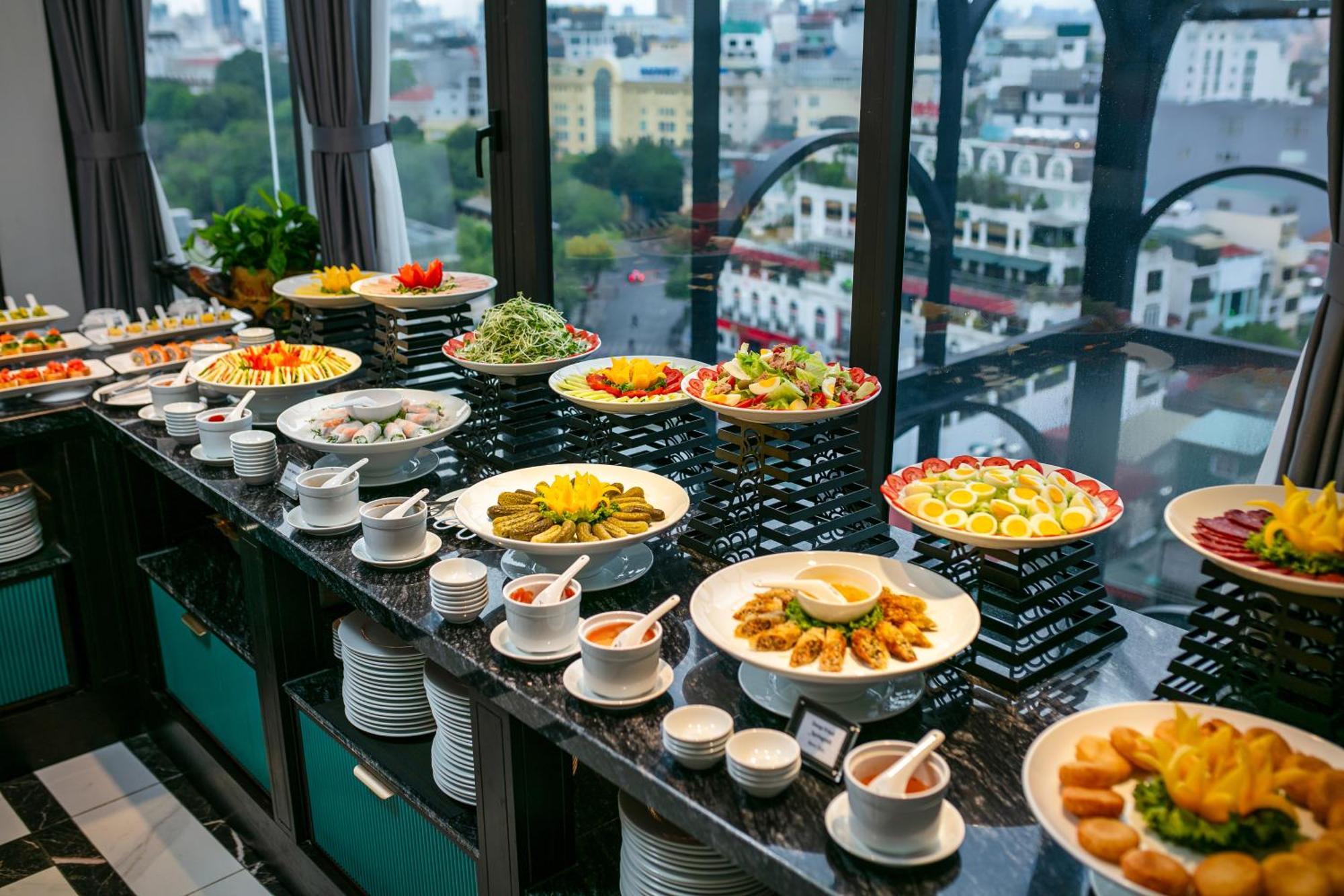 May De Ville Lakeside Hotel Hanoi Eksteriør bilde A buffet at a hotel