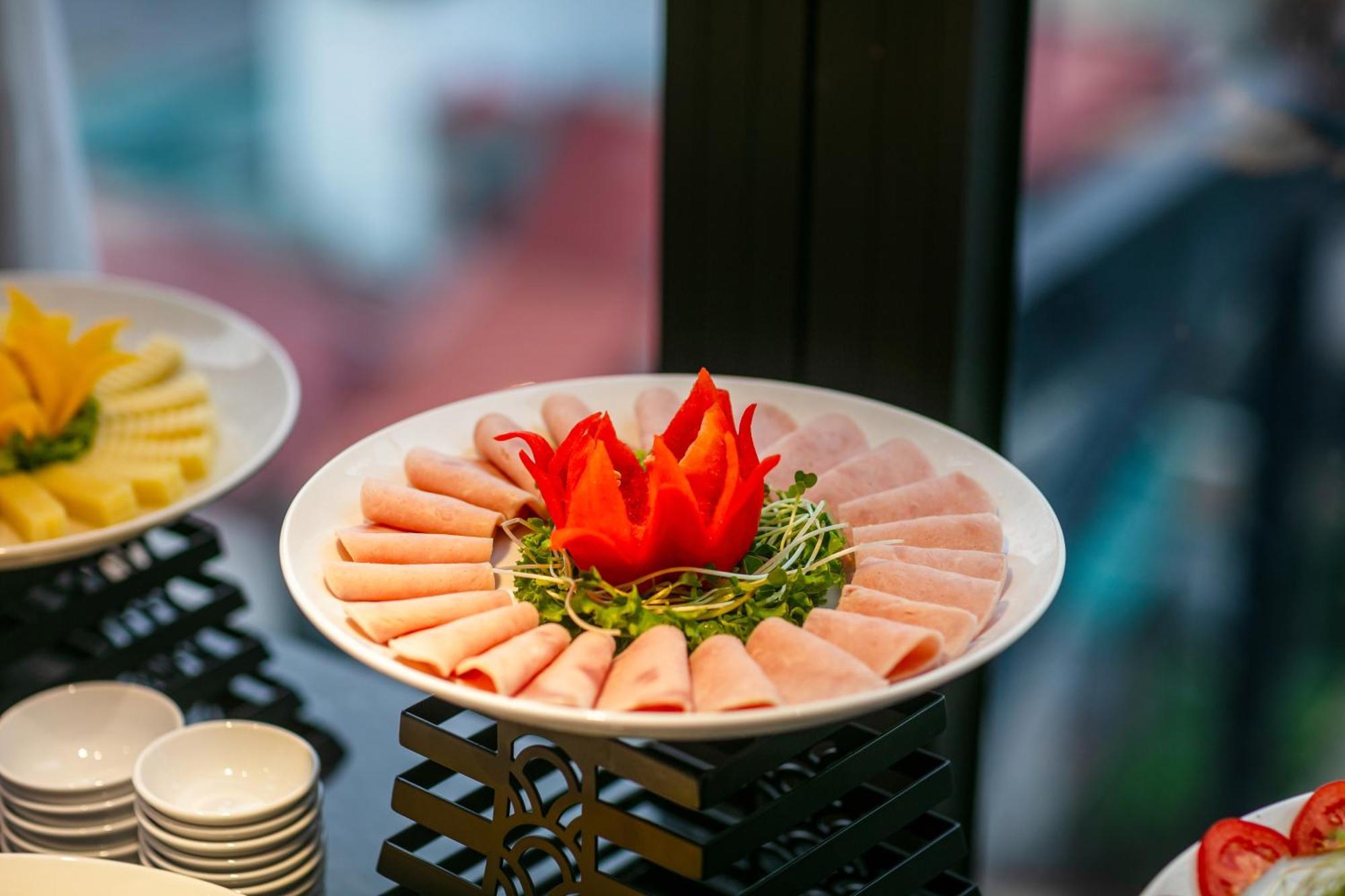 May De Ville Lakeside Hotel Hanoi Eksteriør bilde A platter of ham
