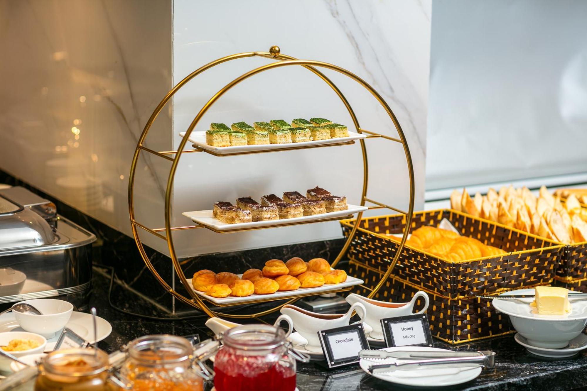 May De Ville Lakeside Hotel Hanoi Eksteriør bilde A tiered serving stand