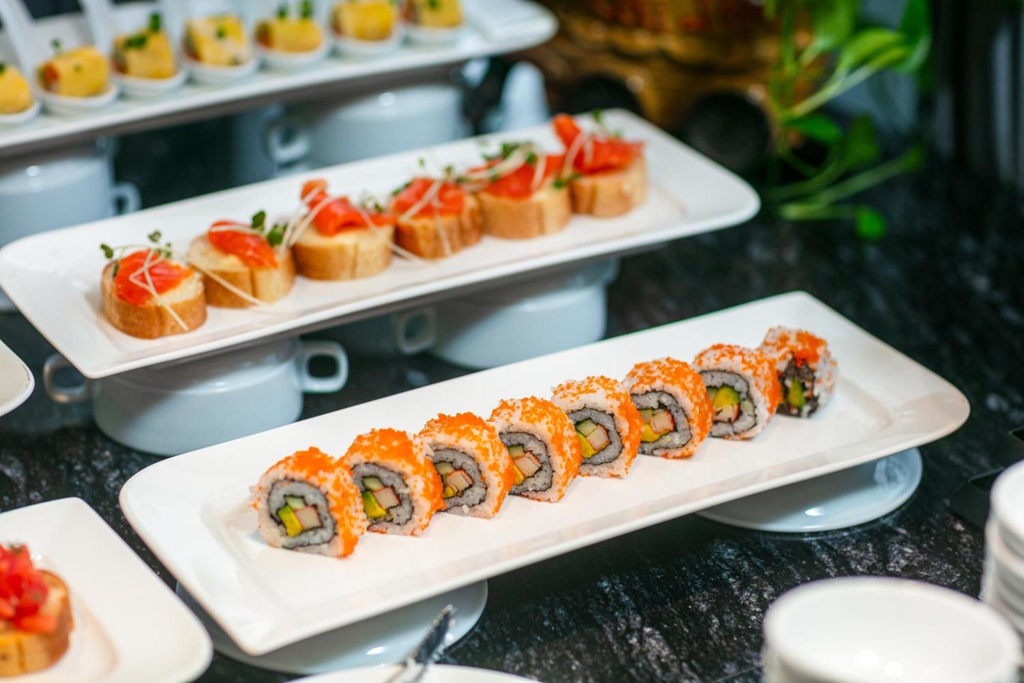 May De Ville Lakeside Hotel Hanoi Eksteriør bilde California roll