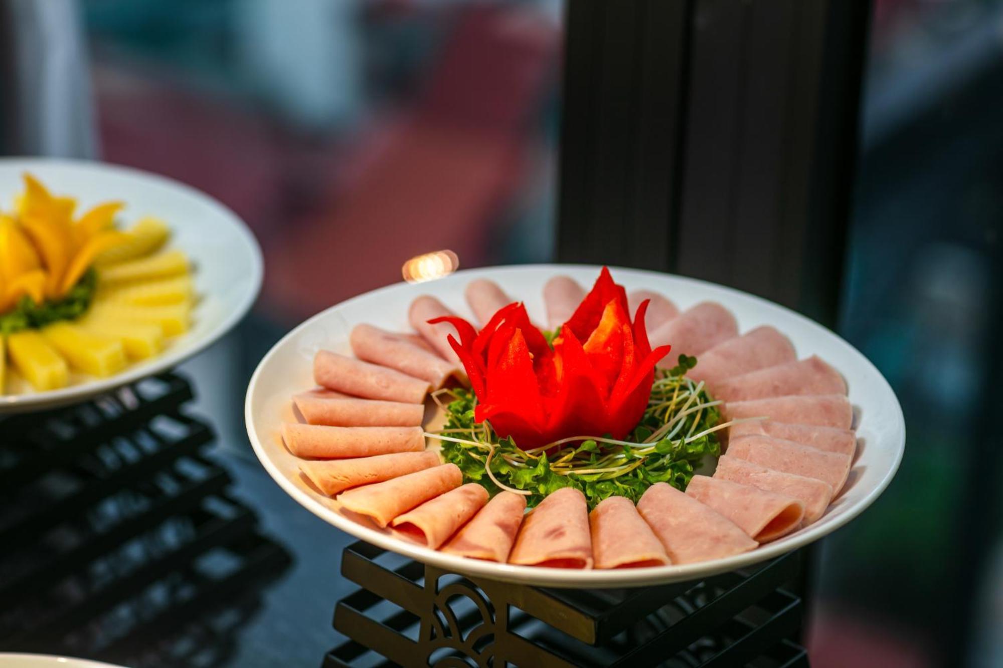 May De Ville Lakeside Hotel Hanoi Eksteriør bilde A platter of ham